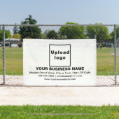 Zentrierorientierte Unternehmensmarke auf weißem R Banner (Insitu)