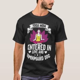Zentriert in Liebe und Downward Dog Yoga Mama T-Shirt
