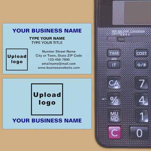 zentrierte, hellblaue Visitenkarte