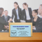 zentrierte, hellblaue Visitenkarte