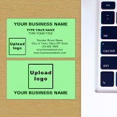 zentrierte, hellgrüne Visitenkarte im Stil eines L