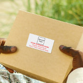 zentriertes, rotes Text-Versandlabel