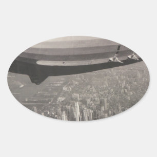 Zeppelin über New York City Ovaler Aufkleber