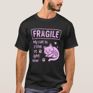 Zerbrechlich Meine Katze ist gerade beim Tierarzt T-Shirt