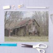 Zerbrochen Stall inmitten von Bäumen und Scrub Bus Seidenpapier (Handwerk)