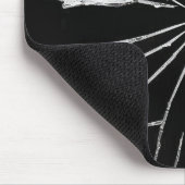 Zerbrochene Spiegelsplitter auf schwarz Mousepad (Ecke)