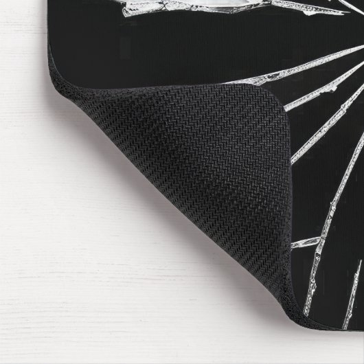 Zerbrochene Spiegelsplitter auf schwarz Mousepad (Ecke)
