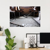 Zerbrochenes Glas auf dem Plakat "Ground Abandoned (Heimbüro)