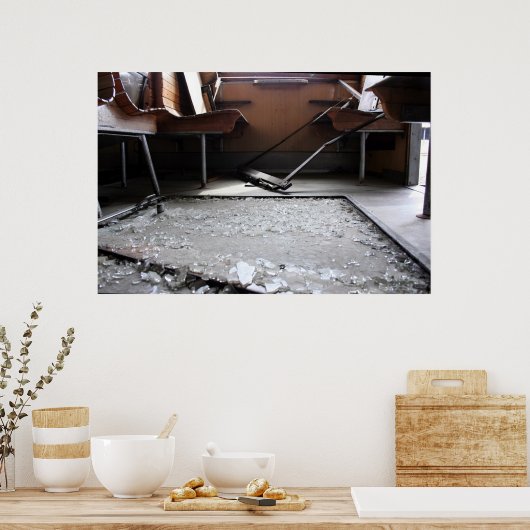 Zerbrochenes Glas auf dem Plakat "Ground Abandoned (Küche)