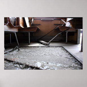 Zerbrochenes Glas auf dem Plakat "Ground Abandoned
