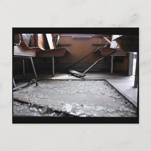 Zerbrochenes Glas auf der Postkarte mit nicht befa (Vorderseite)