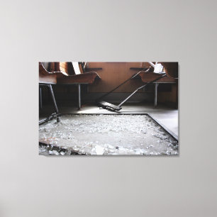 Zerbrochenes Glass auf der Leinwand des bodenlosen