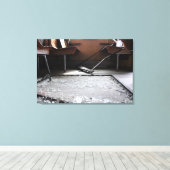 Zerbrochenes Glass auf der Leinwand des bodenlosen (Insitu (Holzboden))