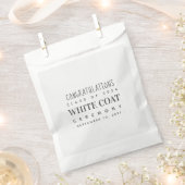 Zeremonie der weißen Matte Gratulationen Klasse vo Geschenktütchen (Ausgeschnitten)