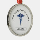 Zeremonie für die Pflege des ersten weißen Coats Ornament Aus Metall (Rechts)