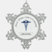 Zeremonie für die Pflege des ersten weißen Coats Schneeflocken Zinn-Ornament (Vorderseite)