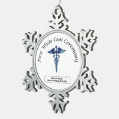 Zeremonie für die Pflege des ersten weißen Coats Schneeflocken Zinn-Ornament (Rechts)