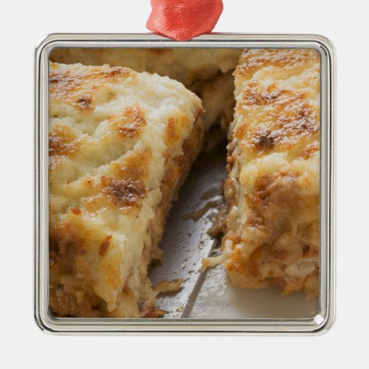 Zerkleinern Sie Lasagne, einen Teilschnitt Silbernes Ornament (Vorne)