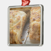 Zerkleinern Sie Lasagne, einen Teilschnitt Silbernes Ornament (Links)