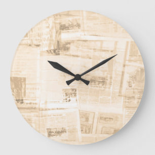 Zerkratztes Papier: alte Zeitungsoberfläche. Große Wanduhr