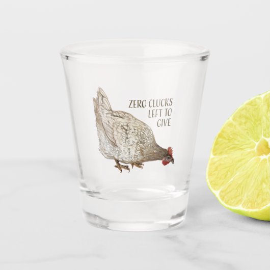 Zero Clucks Text mit wenig braunem Huhn Schnapsglas (Vorderseite)