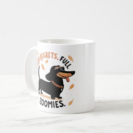 Zero Regrets Full Zoomies Mug – Funny Dachshund Kaffeetasse (Vorderseite Links)