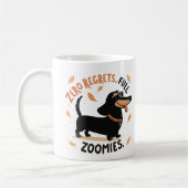 Zero Regrets Full Zoomies Mug – Funny Dachshund Kaffeetasse (Links)