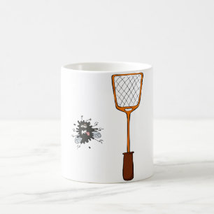Zerquetschte Fliege und Fliegenklatsche toter Käfe Kaffeetasse