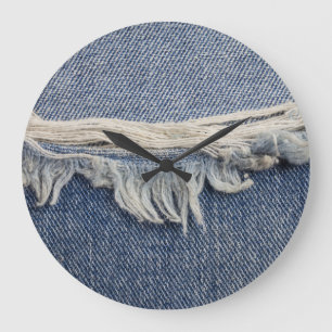 Zerrissene Jeans-Textur, stilvoller Hintergrund. Große Wanduhr