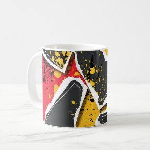 Zerrissene schwarze Papierschichten auf rotem und Kaffeetasse