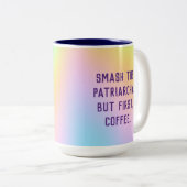 "Zerschlagt das Patriarchat. Aber zuerst, Kaffee." Zweifarbige Tasse (VorderseiteRechts)