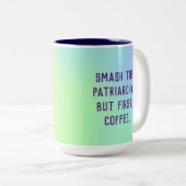 "Zerschlagt das Patriarchat. Aber zuerst, Kaffee." Zweifarbige Tasse (VorderseiteRechts)