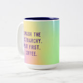 "Zerschlagt das Patriarchat. Aber zuerst, Kaffee." Zweifarbige Tasse (Vorderseite Links)