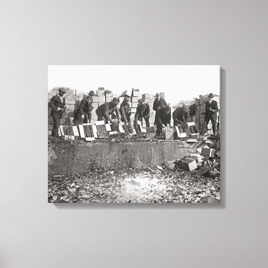 Zerstörung von Bootleg Liquor, 1923 Leinwanddruck (Vorderseite)