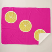 Zesty Lemon Trio on Pink Sherpa Blanket Sherpadecke (Vorderseite (Horizontal))