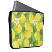Zesty Lemon: Zitrus Pattern Delight Laptopschutzhülle (Vorne Rechts)
