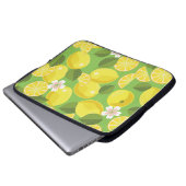 Zesty Lemon: Zitrus Pattern Delight Laptopschutzhülle (Vorne Knopf)