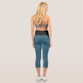 Zickzack blaues und schwarzes Muster Capri Leggings (Rückseite)