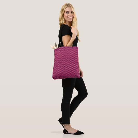 Zickzack Design lila und rosa Tasche (Am Model)