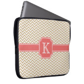 Zickzack Farbmuster - Rotes Monogramm Laptopschutzhülle (Vorne Rechts)