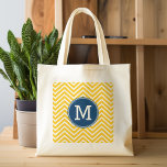Zickzack gelbes und blaues Muster mit Monogramm Tragetasche<br><div class="desc">Ein trendiges Design mit hellen Farben und einem Platz zum Hinzufügen von Monogrammen oder anderen Texten. Wenn Sie das Kunstwerk anpassen möchten,  klicken Sie auf die Schaltfläche Anpassen und nehmen Änderungen vor.</div>