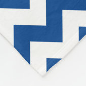 Zickzack geometrisches Muster in Blau und Weiß Fleecedecke (Ecke)