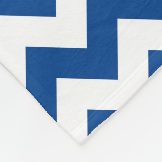 Zickzack geometrisches Muster in Blau und Weiß Fleecedecke (Ecke)
