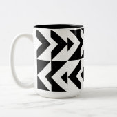 Zickzack geometrisches Schwarz-Weiß-Muster Zweifarbige Tasse (Links)