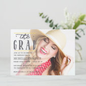 Zickzack Graduate-Party Einladung in Grau und Gelb (Stehend Vorderseite)