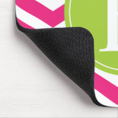 Zickzack-grünes Monogramm in heißrosa Mousepad (Ecke)