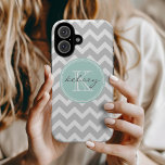 Zickzack Monogramm für Grau und Minze iPhone 16 Hülle<br><div class="desc">Niedliches und mädchenhaftes Design mit einem modernen,  Zickzack Zickzack-Muster,  personalisiert mit dem eigenen Monogramm-Namen und in einem schicken Kreisrahmen. Klicken Sie auf Anpassen,  um die Schriftart und Farben des Monogrammes zu ändern,  um ein eigenes Design zu erstellen. Kostbare und einzigartige Geschenke!</div>