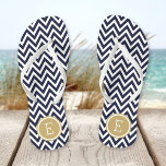 Zickzack Monogramm für Navy und Gold Badesandalen<br><div class="desc">Maßgeschneiderte,  bedruckte Flop-Sandalen mit einem stilvollen,  modernen Zickzack Muster und einem eigenen Monogramm oder einem anderen Text in einem Kreisrahmen. Klicken Sie auf Anpassen,  um Schriftart und Farben zu ändern oder eigene Bilder hinzuzufügen,  um ein einzigartiges Design zu erstellen!</div>