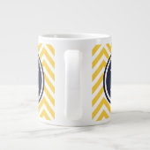 Zickzack Monogramm Gelb und Navy Blue Jumbo-Tasse (Rückseite)