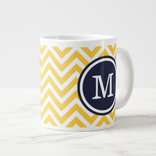 Zickzack Monogramm Gelb und Navy Blue Jumbo-Tasse